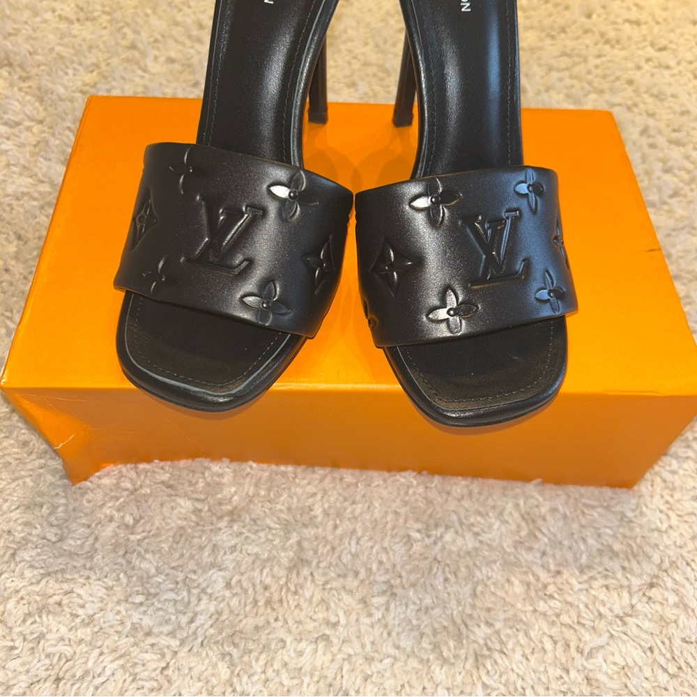 Woman’s elegant black sandals 👡